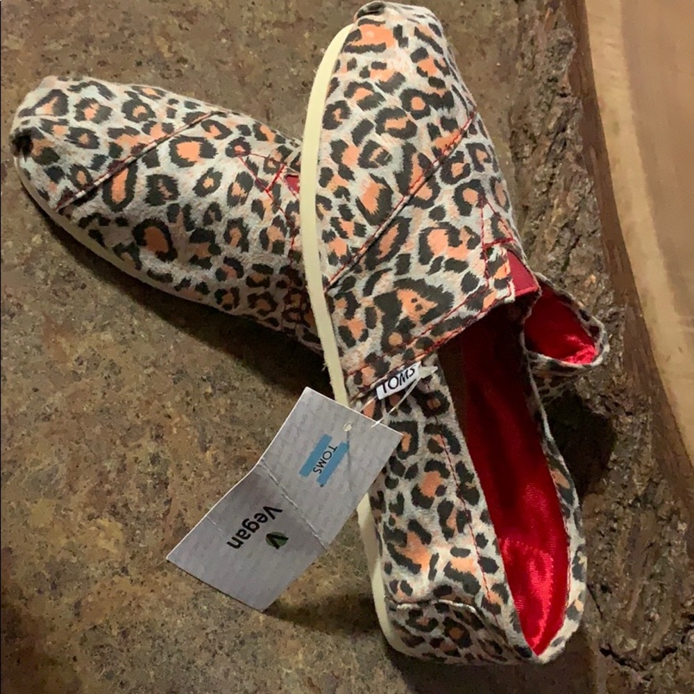 TOMS shoes new with tag, no box